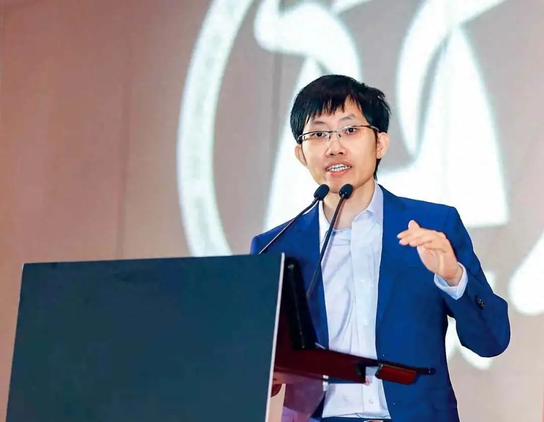 再次炸场,梁文锋的克制与代价